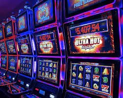 Myanmar လူငယ်ကစားသူများ Online Bingo ဂိမ်း Smartphone ဖြင့် ပျော်ရွှင်စွာ ကစားနေသောမြင်ကွင်း